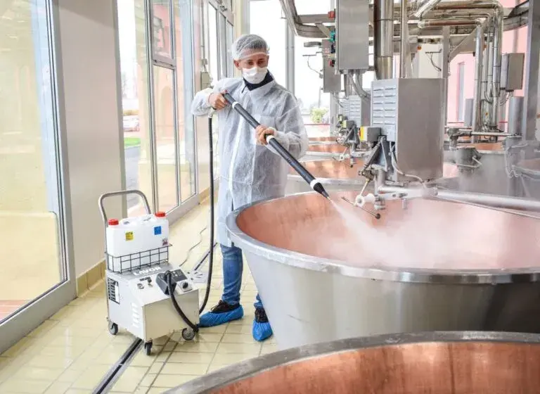 Dokonalý úklid techniky, pokojů i nemocničních lůžek bez chemie. Parní čištění je ve firmách stále oblíbenější