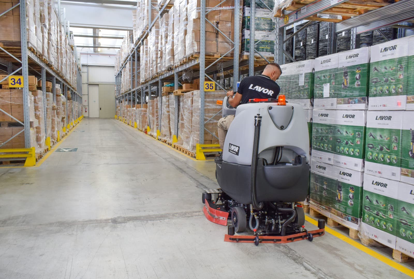 4 důvody, proč je investice do podlahového mycího stroje dobrý nápad